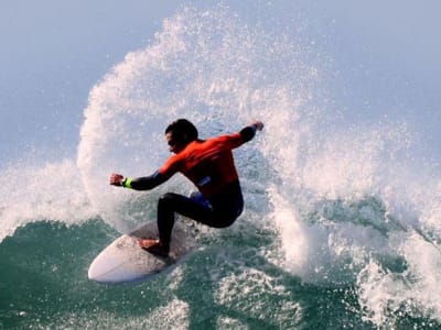 Group beginner surf lesson in Porto