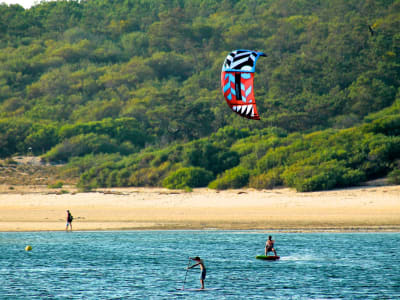 Cours de kitesurf à Lagoa de Albufeira, près de la Costa da Caparica