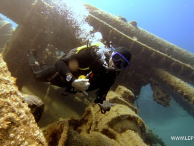 Inmersiones de aventura de buceadores activos en aguas abiertas en Rodas