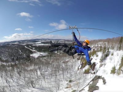 Tyrolienne hiver sur le Mont-Catherine dans les Laurentides