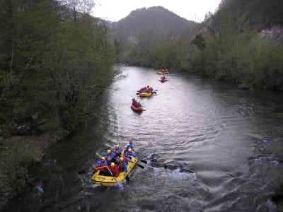 Rafting und Kajakfahren auf dem Fluss Kupa in der Nähe des Risnjak-Nationalparks