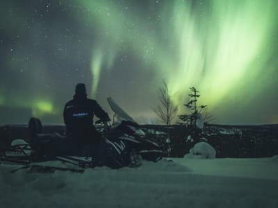 Caza de auroras boreales en moto de nieve cerca de Levi