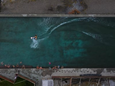 Excursion hivernale privée de wakeboard dans une piscine d'eau géothermique, Islande