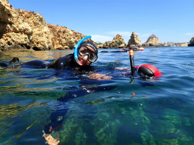 Excursion de plongée en apnée à la grotte secrète de Praia de Alvor depuis Praia do Alemão, Algarve