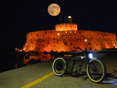 Paseo nocturno en bicicleta eléctrica por el casco antiguo de Rodas