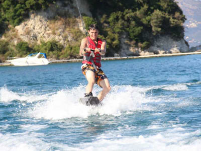 Wakeboarding und Wasserskifahren am Strand von Dassia, Korfu