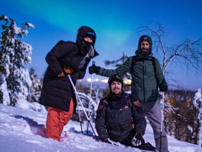 Excursión nocturna con raquetas de nieve y alimentación de renos en el bosque lapón desde Levi