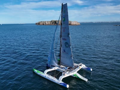 Entdeckung des Trimarans, der von Saint François, Guadeloupe, nach Marie Galante fährt