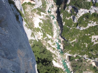 Escalada en roca de varios largos en las Gargantas del Ardèche