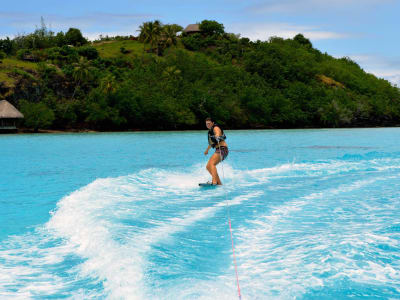 Session wakeboard à Bora Bora, Polynésie française