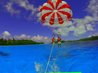 Parachute ascensionnel au-dessus du lagon de Bora Bora