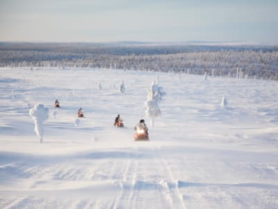 Safari en Moto de Nieve para hacer Pesca en Hielo por la Laponia Finlandesa desde Saariselkä