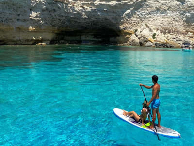 Excursión en barco y SUP en Lampedusa, Sicilia