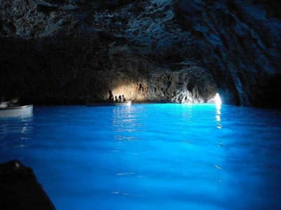 Excursión en barco por las Grutas Azules de Capri