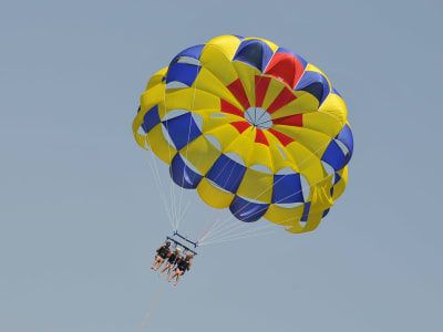 Parachute ascensionnel depuis la plage de Perivolos, Santorin