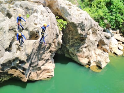 Abstieg in den unteren Teil der Diable-Schlucht in den Schluchten des Hérault bei Montpellier