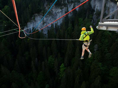 Saut pendulaire dans les Gorges du Pissot, Château-d'Œx, à côté de Montreux