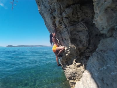 Solo en aguas profundas y salto de acantilado desde la playa de Kasjuni en Split