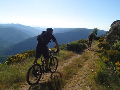 Alquiler de bicicletas de montaña en Ardèche cerca de Aubenas