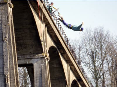 Bungee-Jumping vom Viaduc de Saint Georges-le-Gaultier (45m) bei Le Mans