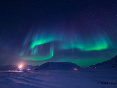 Noche polar Caza de auroras boreales en el valle del Adviento en moto de nieve en Svalbard