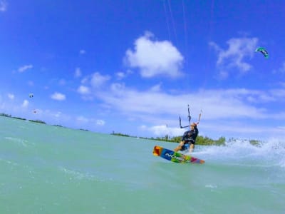 Kitesurf-Lehrgang am Strand Anse la Raie am Cap Malheureux, Mauritius