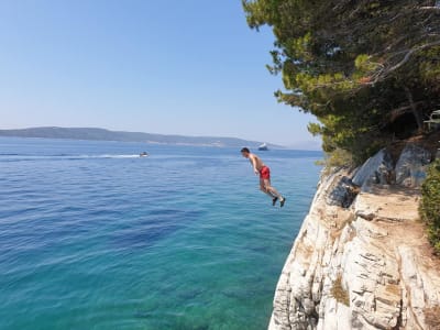 Solo en aguas profundas y salto de acantilados en la playa de Kasjuni, en Split