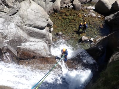 Canyoning in der Schlucht von Núria im Valle de Núria in den katalanischen Pyrenäen