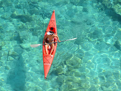 Alquiler de kayak de mar desde la playa de Perivolos en Santorini