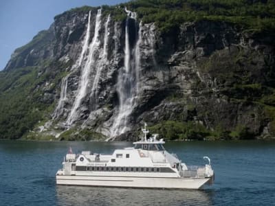Bootsfahrt auf dem Geirangerfjord mit Halt in Hellesylt ab Geiranger (Hin- und Rückfahrt)