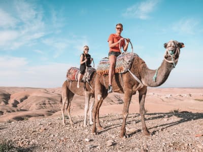 Paseo en camello al atardecer por el desierto de Agafay con cena tradicional desde Marrakech