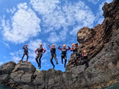 Geführte Coasteering-Tour mit Boots- und Schnorchelausflug in L'Escala an der Costa Brava