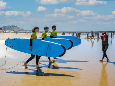 Apprendre à surfer à Costa da Caparica, près de Lisbonne 