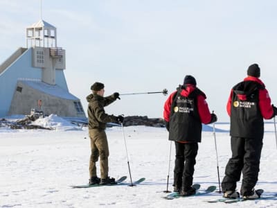 Schneeschuhwandern auf dem gefrorenen Meereis von Nallikari in Oulu