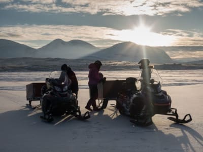 Balade en traîneau derrière une motoneige aux sommets du Parc national d'Abisko depuis Abisko ou Björkliden
