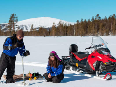 Excursión en moto de nieve con pesca en hielo en Ylläs