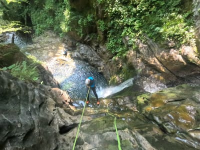 Canyoning sportif dans le canyon de Zitziratsé à Larrau, près de Saint-Jean-Pied-de-Port
