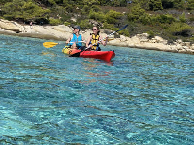 Excursion guidée d'une demi-journée en kayak de mer en Chalcidique