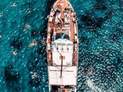 Crucero en barco tradicional con almuerzo a la barbacoa desde Agia Anna en Naxos