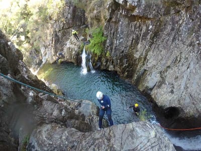 Privater Canyoning-Ausflug auf dem Rio de Frades, in der Nähe von Porto