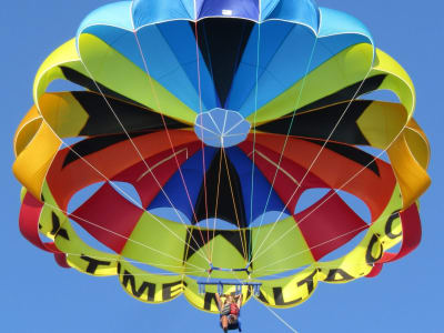 Vol en parachute ascensionnel le long de la côte de Sliema, Malte