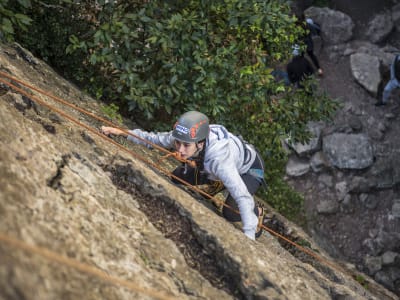 Escalada en el Parque Natural de Arrábida desde la playa de Creiro, cerca de Lisboa