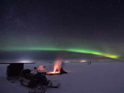 Nordlicht-Schneemobil-Schlittentour in Brändön, bei Luleå