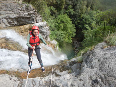 Descenso de barrancos para principiantes en el cañón Vione del lago de Garda