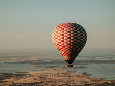 Vuelo en globo cerca del lago Alqueva desde Monsaraz con champán