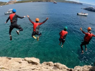 Coasteering à Cala Dragunara près d'Alghero, Sardaigne