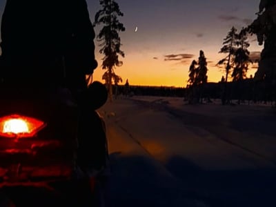 Soirée en traîneau tiré par une motoneige depuis Levi à Raattama