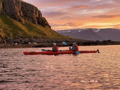 Excursion guidée en kayak de mer sous le soleil de minuit à Árskógssandur