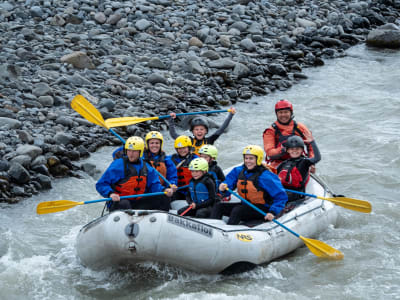 Descente familiale en rafting de la West Glacial River, région nord-ouest de l'Islande.
