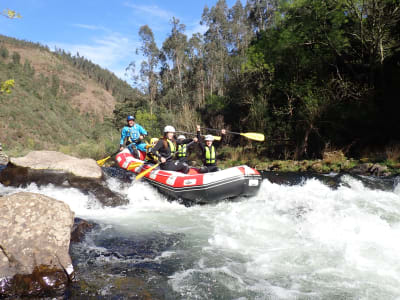 Rafting auf dem Fluss Paiva in Arouca von Espiunca aus, in der Nähe von Porto